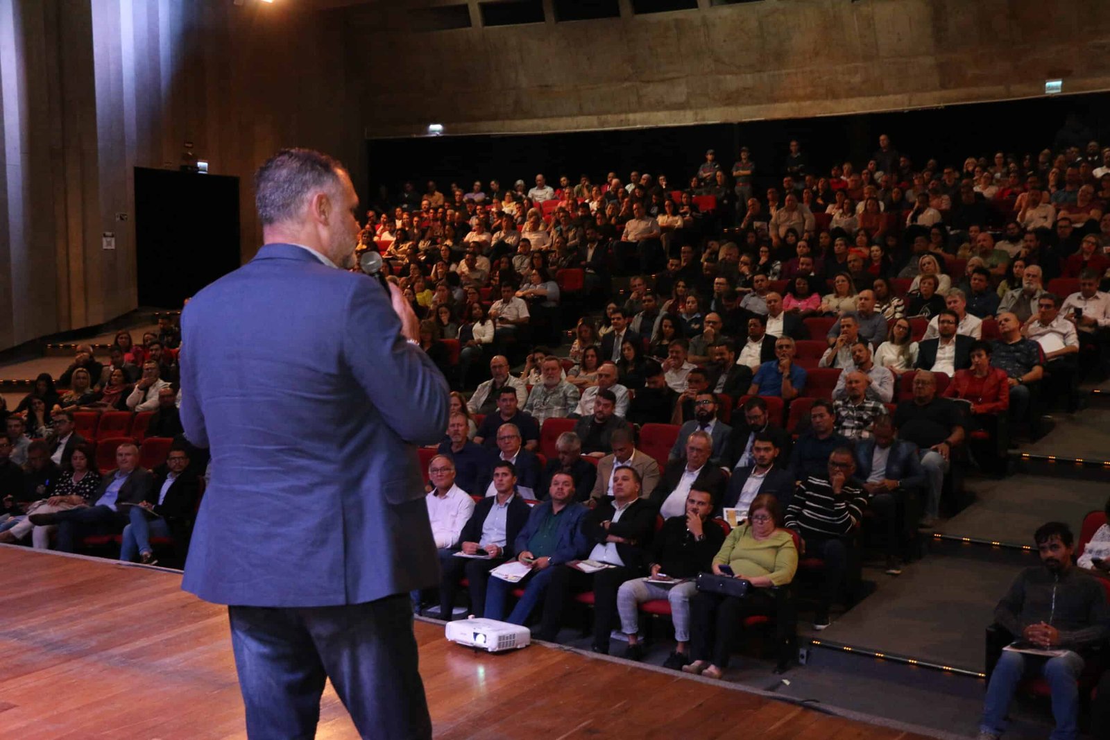 Fábio Correa Xavier palestrando sobre inteligência artificial, liderança e transformação digital